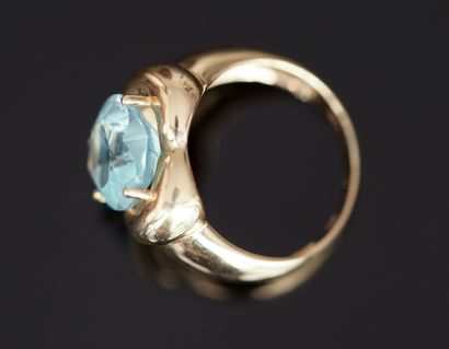 BAGUE en or jaune 18K (750/°°) centrée d'une...