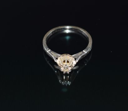 BAGUE SOLITAIRE en or blanc 18K (750/°°)...