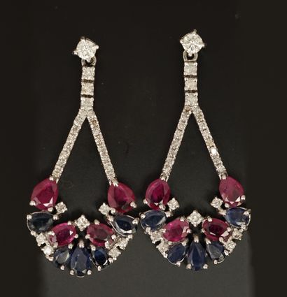 PAIRE DE PENDANTS D'OREILLES en or gris 18K...