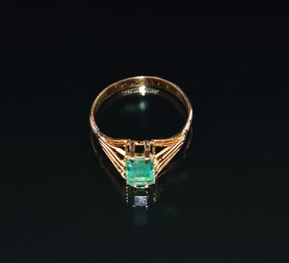 BAGUE en or jaune 18k (750/°°), ornée d’une...