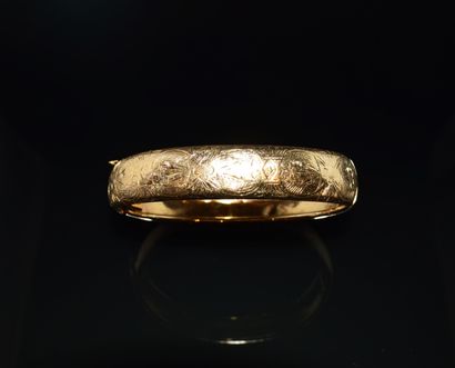 BRACELET JONC en or jaune 18k (750/°°) guilloché...