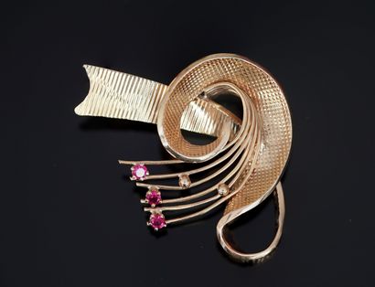 BROCHE en or jaune 18k et rubis synthétiques....