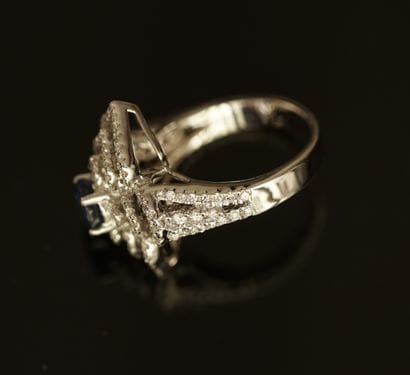 BAGUE en or gris 18k (750/°°) de forme polylobée,...