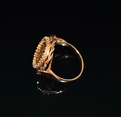 BAGUE en or jaune 18K (750/°°) tourelle ornée...