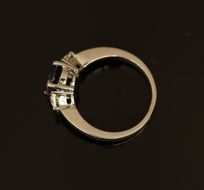 BAGUE en or gris 18k (750/°°) centrée d'un...
