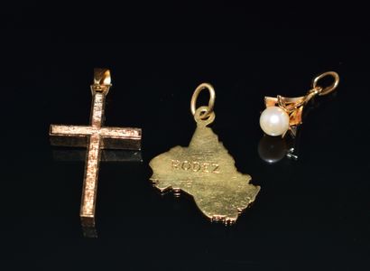 LOT de 3 PENDENTIFS en or jaune 18K (750/°°)...