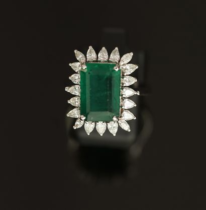 BAGUE en or gris 18k (750/°°) centrée d'une...