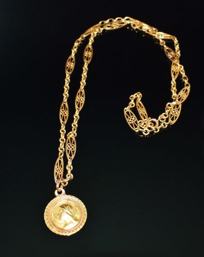 SAUTOIR en or jaune 18K (750/°°) maille filigrane,...