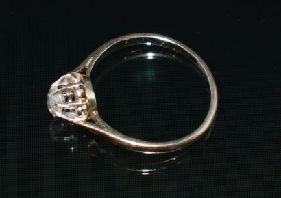 BAGUE SOLITAIRE en or blanc 18K (750/°°)...