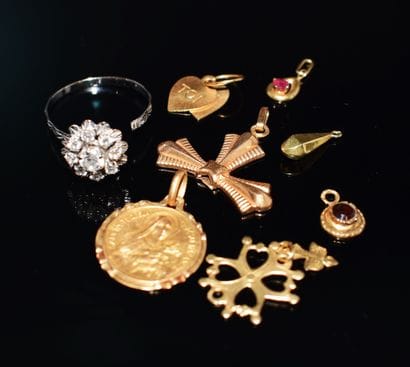 LOT D’OR jaune 18K (750/°°). PB : 6.77g.