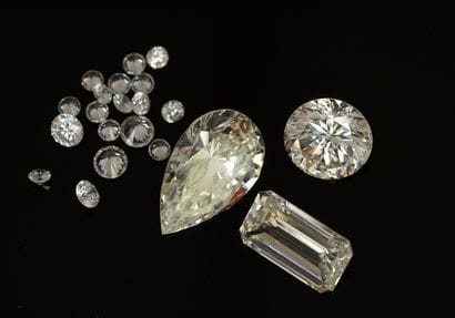 LOT composé de cubic zirconium, tailles diverses...