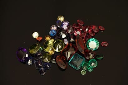 LOT de PIERRES synthétiques de couleurs ...