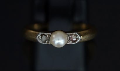 RING in 18K (750/°°) yellow gold centered...