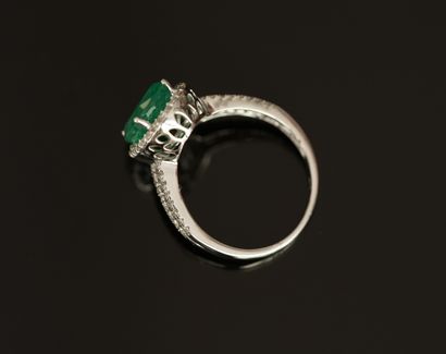 BAGUE en or gris 18K (750/°°) centrée d'une...