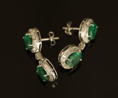 PAIRE DE PENDANTS D'OREILLES en or gris 18k...