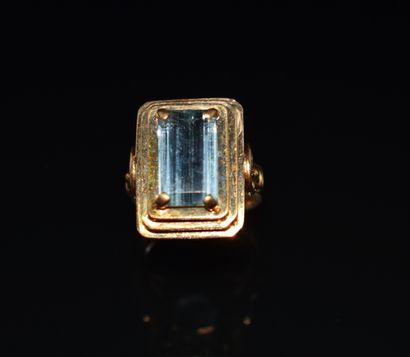BAGUE en or jaune 18k (750/°°), ornée d’une...