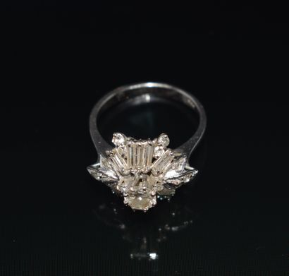 BAGUE en or blanc 18k (750/°°), jupe centrée...