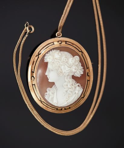 BROCHE PENDENTIF camée coquille présentant...