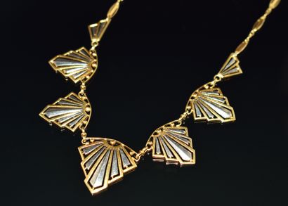 COLLIER en or jaune 18K (750/°°) modèle draperie...