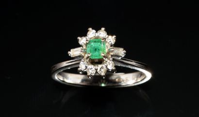 BAGUE MARGUERITE en or blanc 18k (750/°°)...