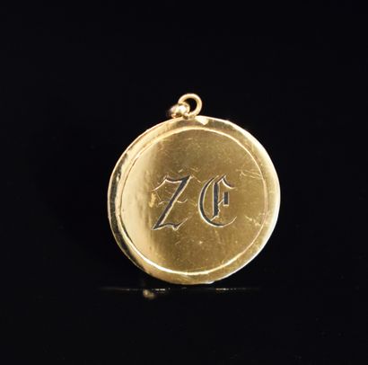 PENDENTIF en or jaune 18k (750/°°), plaque...