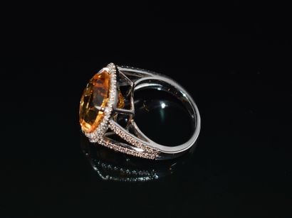 BAGUE COCKTAIL en or blanc 18K (750/°°) centrée...