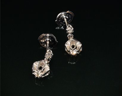 PENDANTS D’OREILLES en or blanc 18k (750/°°)...