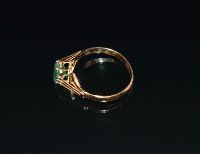 BAGUE en or jaune 18k (750/°°), ornée d’une...