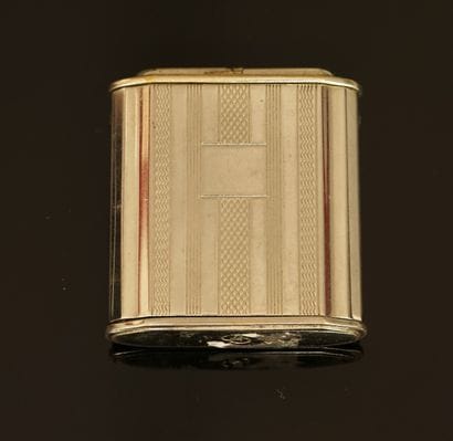 BRIQUET plat à essence, corps guilloché avec...