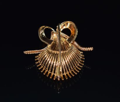 BROCHE en or jaune 18k (750/°°), motif de...