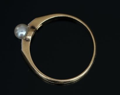RING in 18K (750/°°) yellow gold centered...