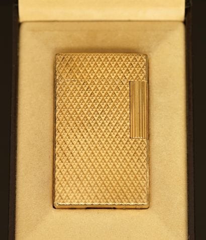 DUPONT - BRIQUET en métal doré à corps à...