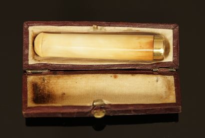 FUME-CIGARETTE à virole en or jaune 18K (750/°°)...