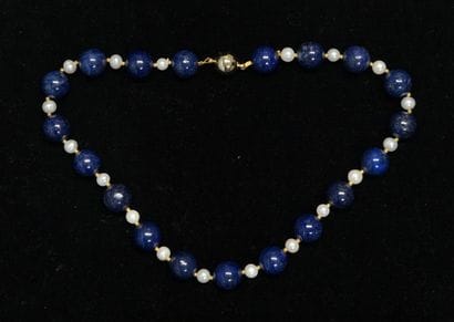 COLLIER composé de perles de lapis lazuli,...