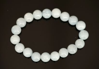 BRACELET composé de boules d'aigue-marine...