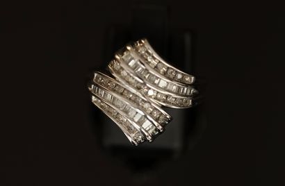 AC BAGUE croisée en or gris 9k (375/°°) sertie...