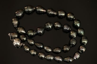 COLLIER composé de perles de Tahiti cerclées,...