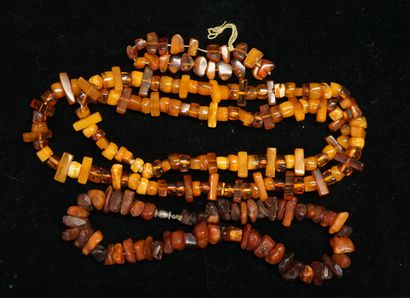 ENSEMBLE composé d'1 COLLIER, 1 SAUTOIR et...