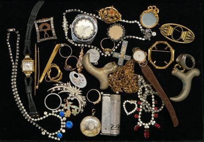 FANTAISIE - ENSEMBLE de bijoux ou éléments...