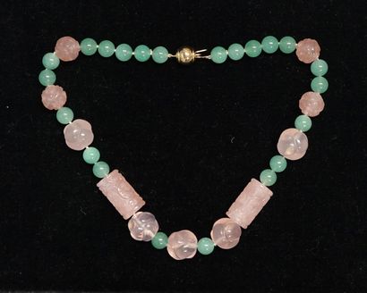 COLLIER composé de perles de pierre verte...