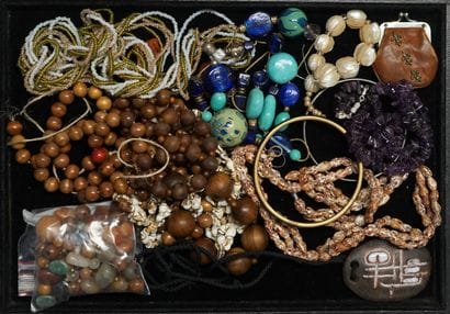 FANTAISIE - ENSEMBLE comprenant: colliers,...