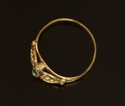 BAGUE en or jaune 18k (750/°°) ajourée, centrée...