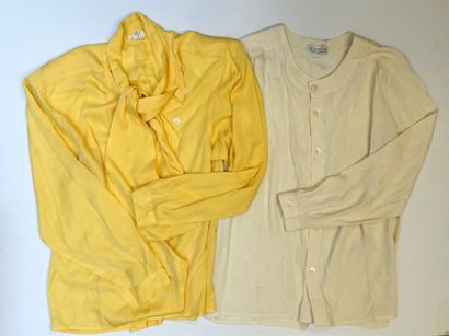 LOT de foulards en soie, coton et divers,...