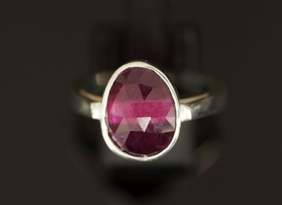 BAGUE en argent 925/°° sertie d'un rubis...