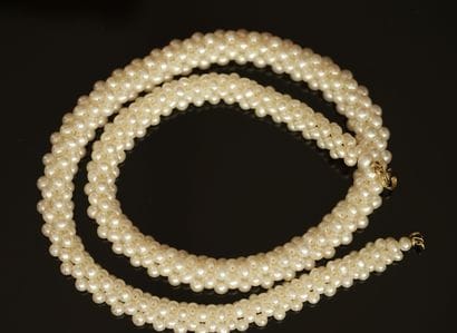 COLLIER RAS DE COU composé de perles de culture...