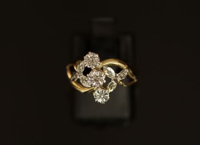 BAGUE fine en or jaune 18k (750/°°) mouvementée...