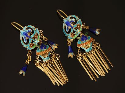 PAIRE DE PENDANTS d'oreilles en métal doré...