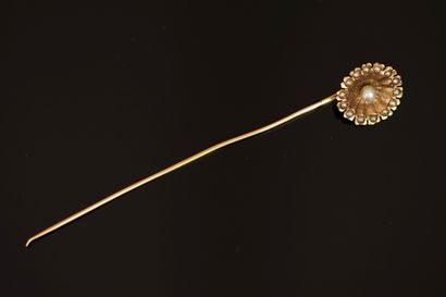 EPINGLE DE REVERS en or jaune 18K (750/°°)...