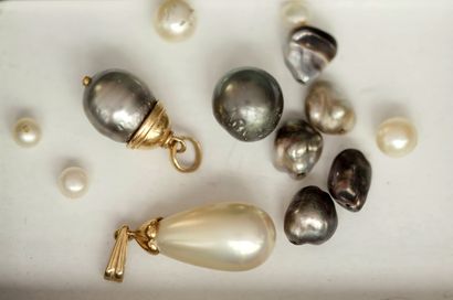 ENSEMBLE comprenant 2 PENDENTIFS en or 18K...