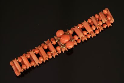 BRACELET à 2 rangs de boules de corail intercalées...